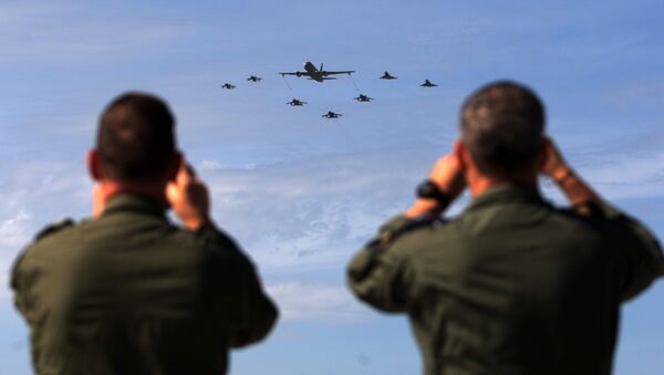 Soldiers take pictures of military aircrafts taking part in the opening ceremony of NATO’s large scale exercise Trident Juncture 2015 at the Italian Air Force Base in Trapani, Sicily - Sputnik Moldova-România