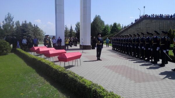 Президентская гвардия и гробы с останками красноармейцев - мемориал Шерпенский плацдарм - Sputnik Молдова