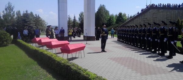 Президентская гвардия и гробы с останками красноармейцев - мемориал Шерпенский плацдарм - Sputnik Молдова