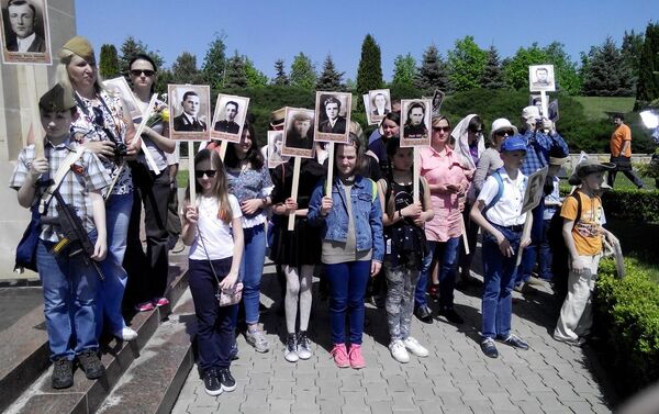 Дети с фотографиями погибших на Шерпенском плацдарме героев - Sputnik Молдова
