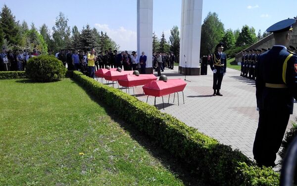 Начало церемонии перезахоронения останков 15 красноармейцев на Шерпенском плацдарме - Sputnik Молдова