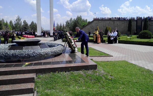 Президент Молдовы Игорь Додон возлагает венок к Вечному огню на мемориале Шерпенский плацдарм - Sputnik Молдова