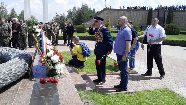 Ветеран Второй мировой войны Мирко Саво Сировина возлагает цветы к Вечному огню на мемориале Шерпенский плацдарм - Sputnik Moldova