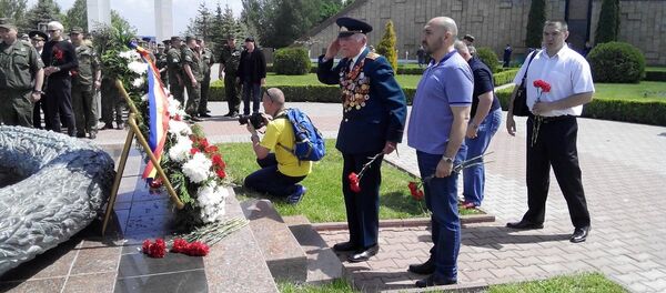 Ветеран Второй мировой войны Мирко Саво Сировина возлагает цветы к Вечному огню на мемориале Шерпенский плацдарм - Sputnik Moldova