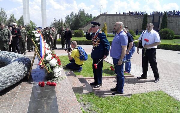 Ветеран Второй мировой войны Мирко Саво Сировина возлагает цветы к Вечному огню на мемориале Шерпенский плацдарм - Sputnik Молдова