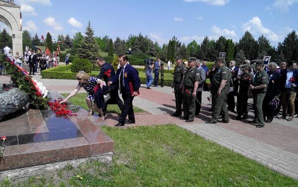 Гости церемонии перезахоронения возлагают цветы к Вечному огню на мемориале Шерпенский плацдарм - Sputnik Молдова