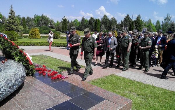 Гости церемонии перезахоронения возлагают цветы к Вечному огню на мемориале Шерпенский плацдарм - Sputnik Молдова