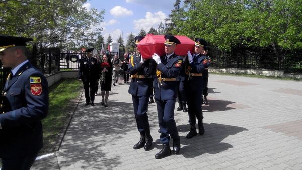 Военнослужащие несут гробы с останками 15-ти красноармейцев - Sputnik Молдова