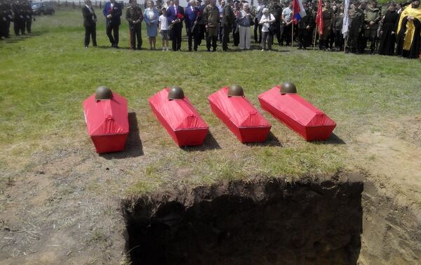 Гробы с останками 15-ти красноармейцев, погибших на Шерпенском плацдарме - Sputnik Молдова