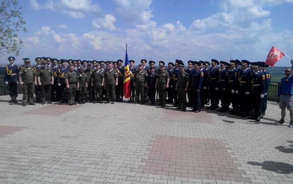 Молдавские и российские военнослужащие - фото на память - Sputnik Молдова