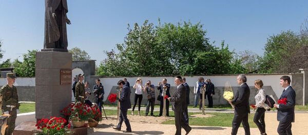 В Дубоссарах открыли памятник жертвам фашизма на месте расстрела почти двух десятков тысяч евреев В Дубоссарах открыли памятник жертвам фашизма на месте расстрела почти двух десятков тысяч евреев - Sputnik Молдова