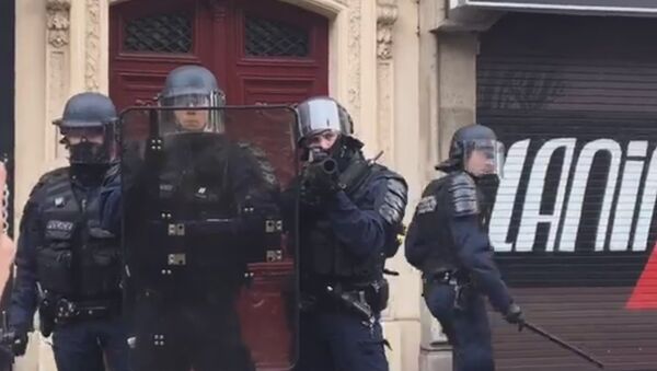 Violents accrochages à Paris: la police passe à tabac des manifestants et des journalistes - Sputnik Moldova-România