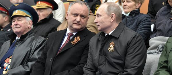 Президент РФ - Верховный главнокомандующий вооружёнными силами РФ Владимир Путин и президент Молдавии Игорь Додон (второй слева) на военном параде в ознаменование 72-й годовщины Победы в Великой Отечественной войне 1941–1945 годов на Красной площади в Москве. - Sputnik Moldova