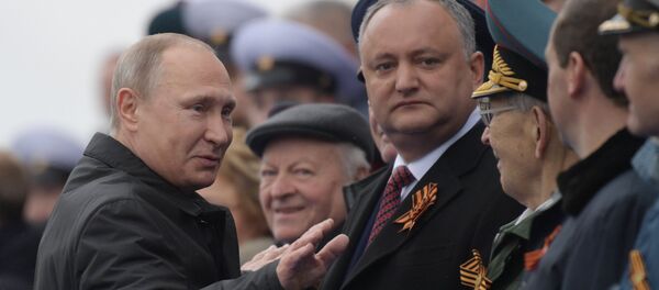 Президент РФ В.Путин и премьер-министр РФ Д.Медведев на военном параде в честь 72-й годовщины Победы в ВОВ - Sputnik Молдова