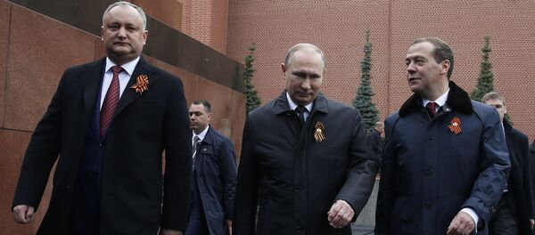 Президент РФ В.Путин и премьер-министр РФ Д.Медведев на военном параде в честь 72-й годовщины Победы в ВОВ - Sputnik Moldova-România