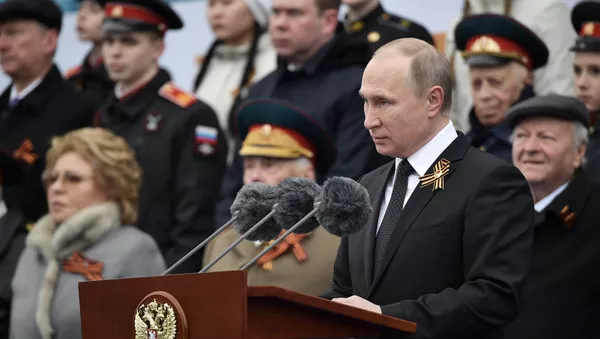 Президент РФ В.Путин и премьер-министр РФ Д.Медведев на военном параде в честь 72-й годовщины Победы в ВОВ - Sputnik Молдова