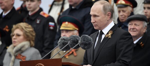 Президент РФ В.Путин и премьер-министр РФ Д.Медведев на военном параде в честь 72-й годовщины Победы в ВОВ - Sputnik Moldova