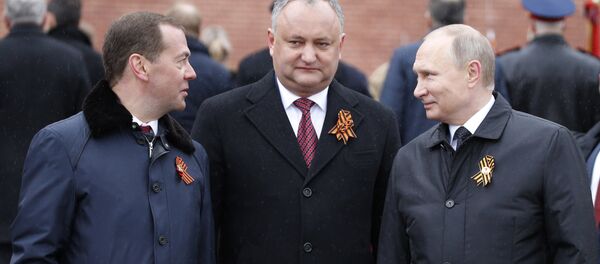 Президент РФ В. Путин и премьер-министр РФ Д. Медведев на церемонии возложения цветов к Могиле Неизвестного солдата - Sputnik Молдова