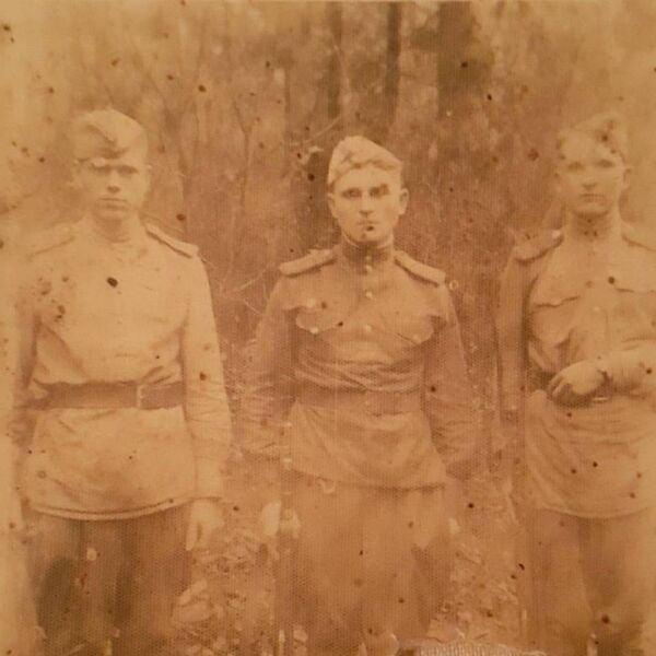 1944, Польша. После награждения. Фото для полковой газеты. Петр Думанов слева - Sputnik Молдова