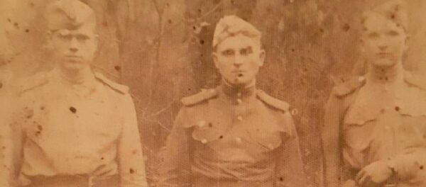 1944, Польша. После награждения. Фото для полковой газеты. Петр Думанов слева - Sputnik Молдова