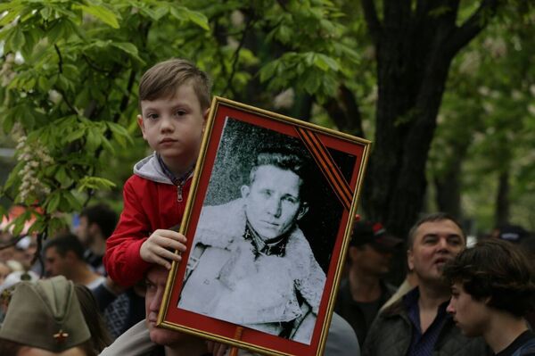 Юный участник Бессмертного полка в Кишиневе Юный участник Бессмертного полка в Кишиневе - Sputnik Молдова