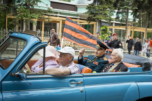 Veteranii Marelui Război pentru Apărarea Patriei în automobile retro - Sputnik Moldova