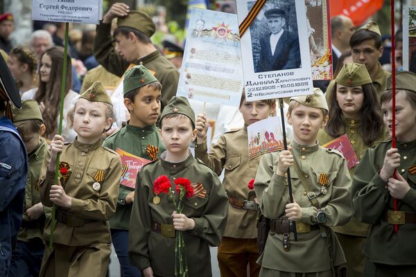 Дети-участники марша Победы в Кишиневе - Sputnik Молдова