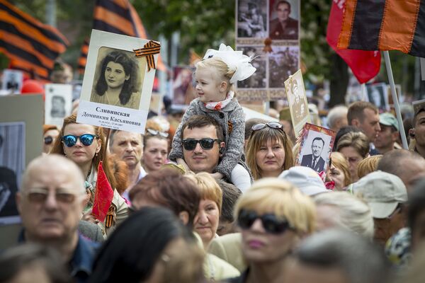 Люди идут на мемориал - Sputnik Молдова