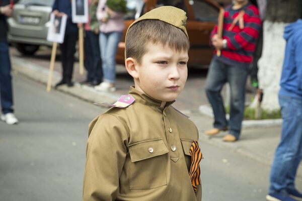 Băiat în uniformă de ostaș al Armatei Roșii din timpul Marelui Război pentru Apărarea Patriei - Sputnik Moldova