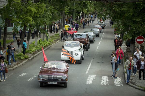 Колонна ретро-автомобилей направляется на мемориал - Sputnik Молдова