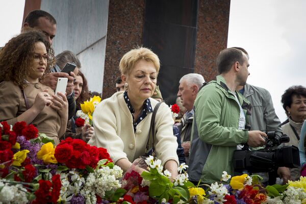 Люди возлагают цветы к Вечному огню - Sputnik Молдова