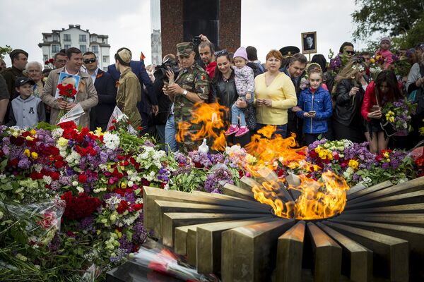 Cetățeni moldoveni depun buchete de flori la focul veșnic - Sputnik Moldova
