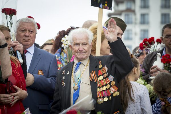 Ветеран Великой Отечественной войны приветствует людей - Sputnik Молдова