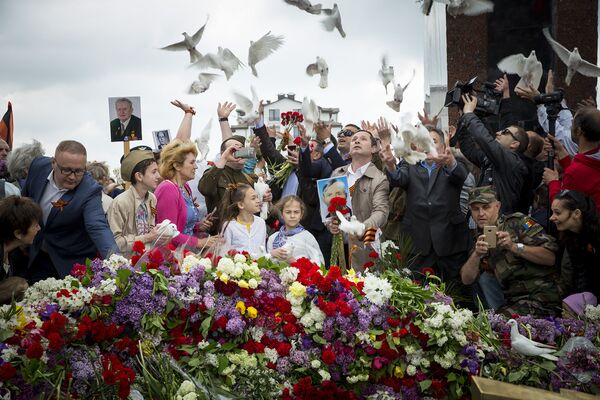 Гости мемориала выпускают голубей у Вечного огня - Sputnik Молдова