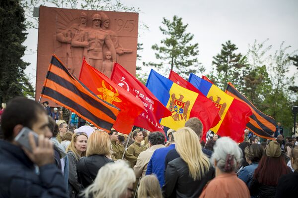 Флаги Республики Молдова, Молдавского княжества и цветов Георгиевской ленты на мемориале - Sputnik Молдова