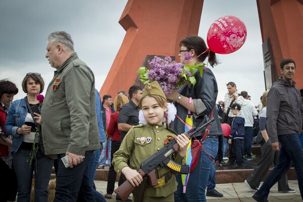 Девочка в военной форме времен ВОВ держит автомат - Sputnik Молдова
