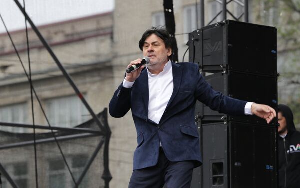 Александр Серов на концерте, посвященном Дню Победы и Дню Европы - Sputnik Молдова