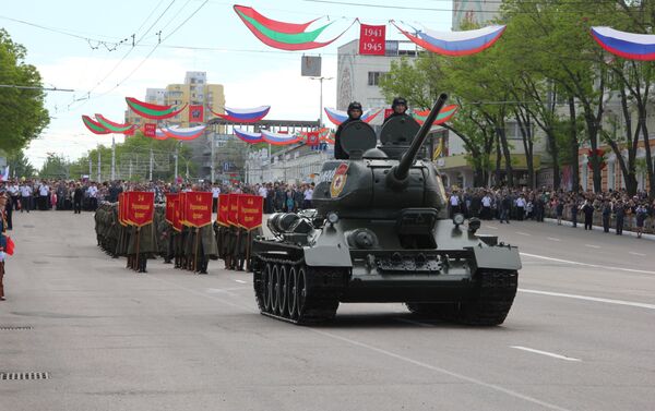 Колонну по традиции предваряет легендарная боевая машина времен Великой Отечественной - танк Т-34. - Sputnik Молдова