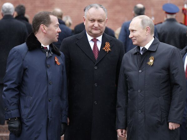 Президент РФ В. Путин и премьер-министр РФ Д. Медведев на церемонии возложения цветов к Могиле Неизвестного солдата - Sputnik Молдова