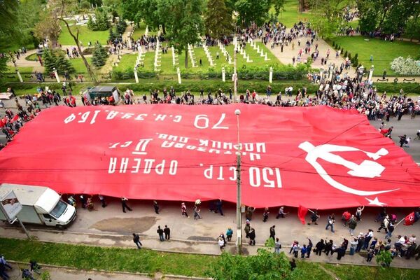 9 мая в молдавской столице была развёрнута рекордная копия Знамени Победы, водруженного в мае 1945-го в Берлине над рейхстагом 9 мая в молдавской столице была развёрнута рекордная копия Знамени Победы, водруженного в мае 1945-го в Берлине над рейхстагом - Sputnik Молдова