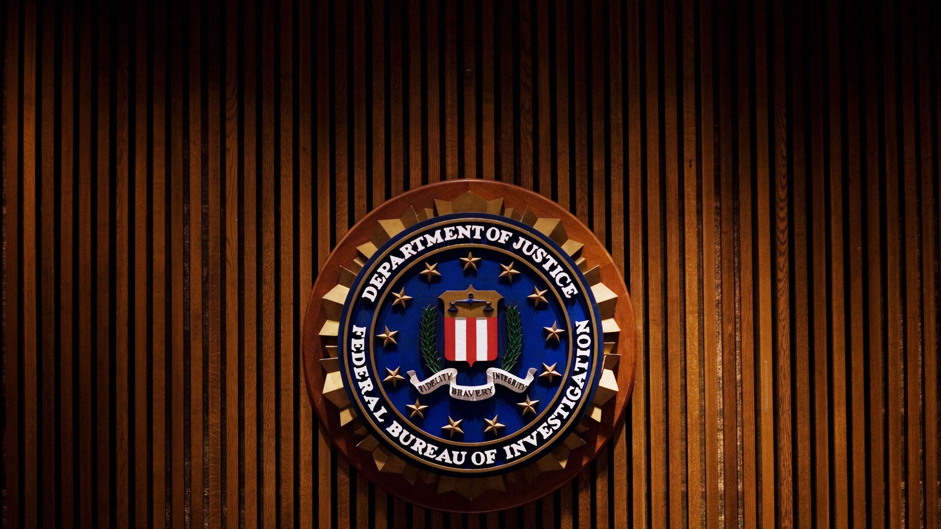 A crest of the Federal Bureau of Investigation is seen 03 August 2007 inside the J. Edgar Hoover FBI Building in Washington, DC. - Sputnik Moldova, 1920, 30.06.2022