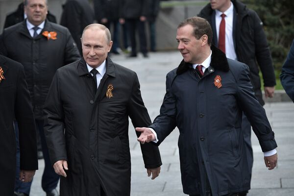 Președintele Federației Ruse, Vladimir Putin, și prim-ministrul rus Dmitri Medvedev la parada militară din Piața Roșie - Sputnik Moldova-România
