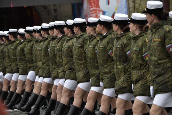 Studentele universității militare a Ministerului Apărării la parada militară din Piața Roșie - Sputnik Moldova-România