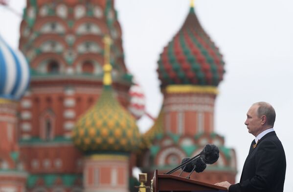 Președintele rus Vladimir Putin la parada militară din Piața Roșie - Sputnik Moldova-România