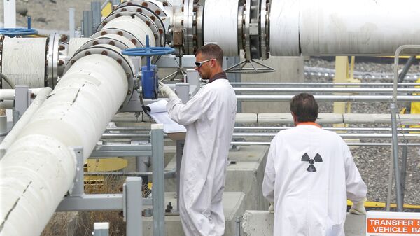 FILE - In this July 9, 2014, file photo, workers wearing protective clothing and footwear inspect a valve at the C tank farm during a media tour of the Hanford Nuclear Reservation Wednesday, July 9, 2014 near Richland, Wash - Sputnik Moldova-România