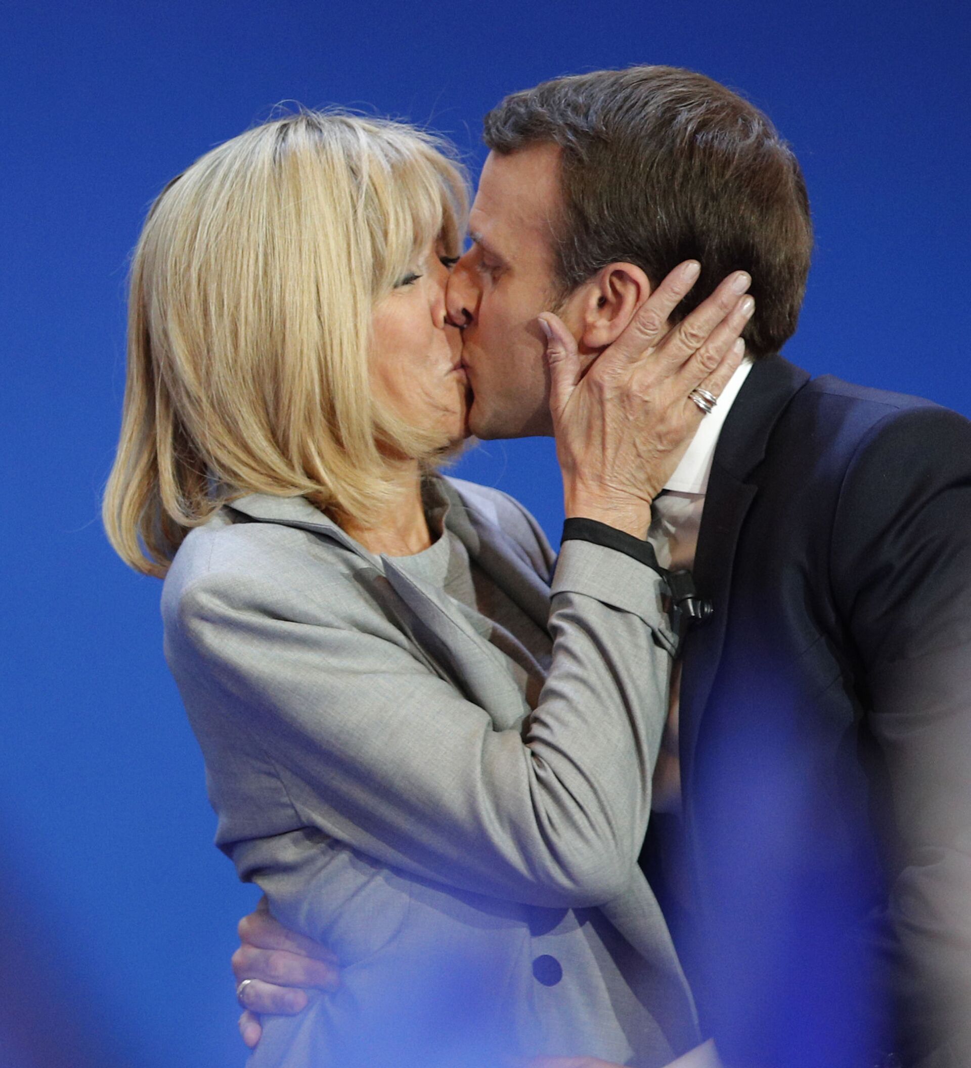 Жена макрона сколько лет разница. Эммануэль Макрон и его жена. Бриджит Макрон. Макрон Эммануэль с женой. Emmanuel Macron и его жена.