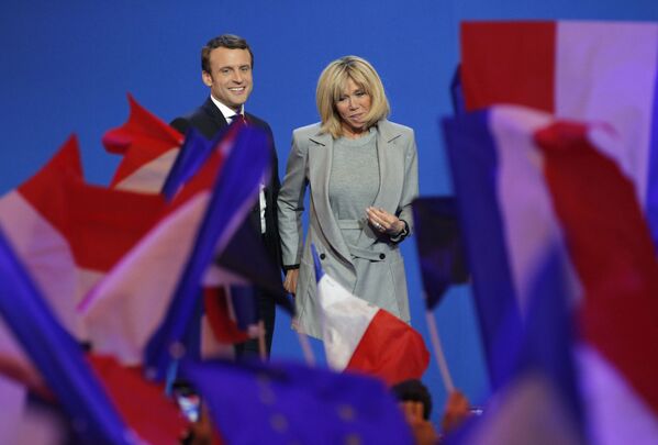 Кандидат в президенты Эммануэль Макрон и его жена Брижит в штаб-квартире в Париже - Sputnik Молдова