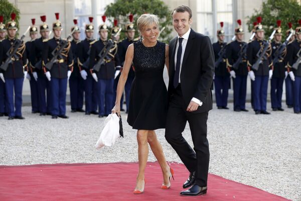 Министр экономики Франции Эммануэль Макрон и его жена Брижит прибывают в Елисейский дворец в Париже - Sputnik Молдова