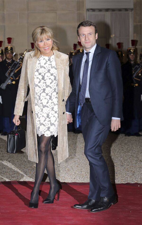 Министр экономики Франции Эммануэль Макрон с женой Брижит в Елисейском дворце в Париже - Sputnik Молдова