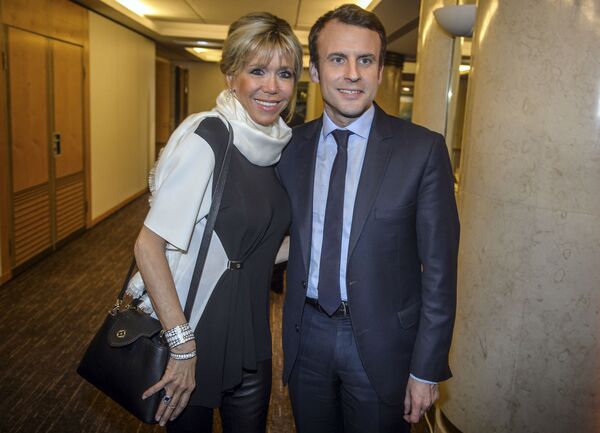 Кандидат в президенты Франции Эммануэль Макрон с женой Брижит на ужине Совета еврейских общин Франции в Париже - Sputnik Молдова